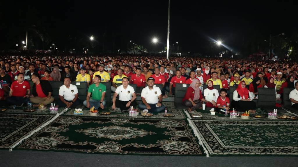 Kapolres Gresik Bersama Bupati Gresik dan Ribuan Warga Nobar Timnas Indonesia di halaman Kantor Bupati&nbsp;Gresik