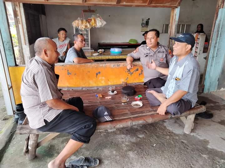 Wujudkan Rasa Aman Dimasyarakat, Bhabinkamtibmas Polres Gresik Ngopi Bareng Sambang&nbsp;Warga