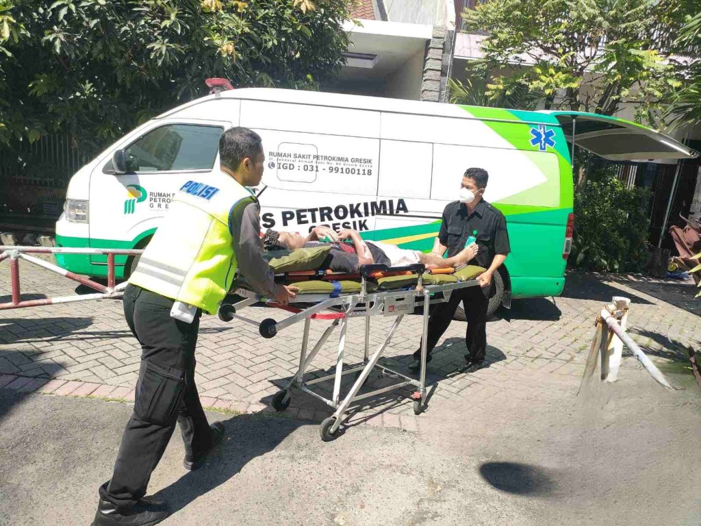 Polisi Gresik Gerak Cepat Bantu Evakuasi Korban Kebakaran Toko&nbsp;Roti