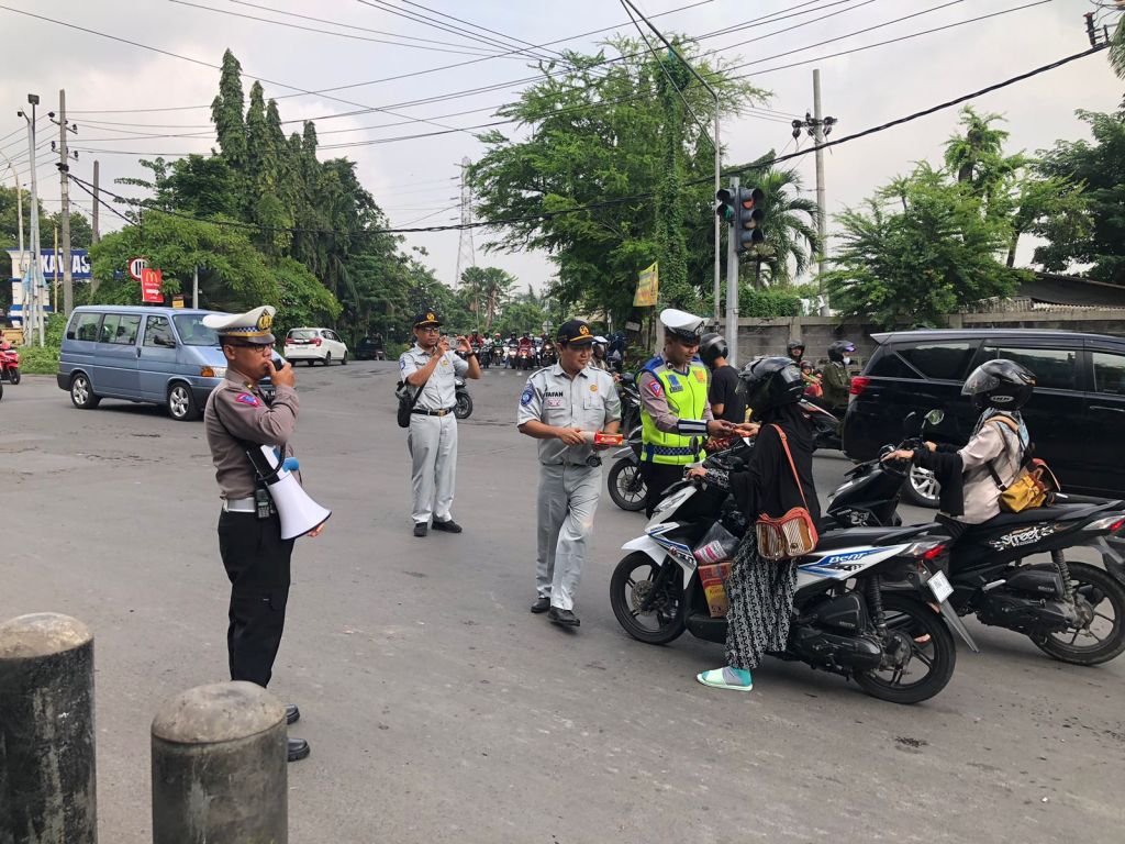Satlantas Polres Gresik Bagikan Coklat Gelar Kampanye Simpatik Keselamatan di Jalan&nbsp;Raya