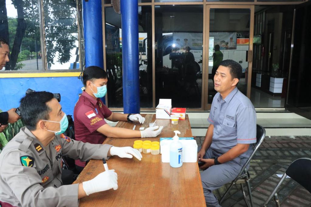 Cegah Kecelakaan di Jalan saat Mudik, Satlantas Polres Gresik gelar Pemeriksaan Kesehatan dan Tes Urine Puluhan Sopir Bus di&nbsp;Terminal