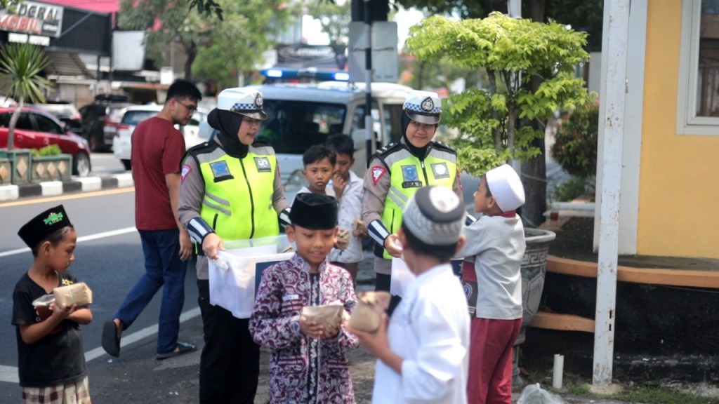 Srikandi Satlantas Polres Gresik Bagikan Makanan kepada Jamaah Setelah Sholat Jumat di&nbsp;Masjid