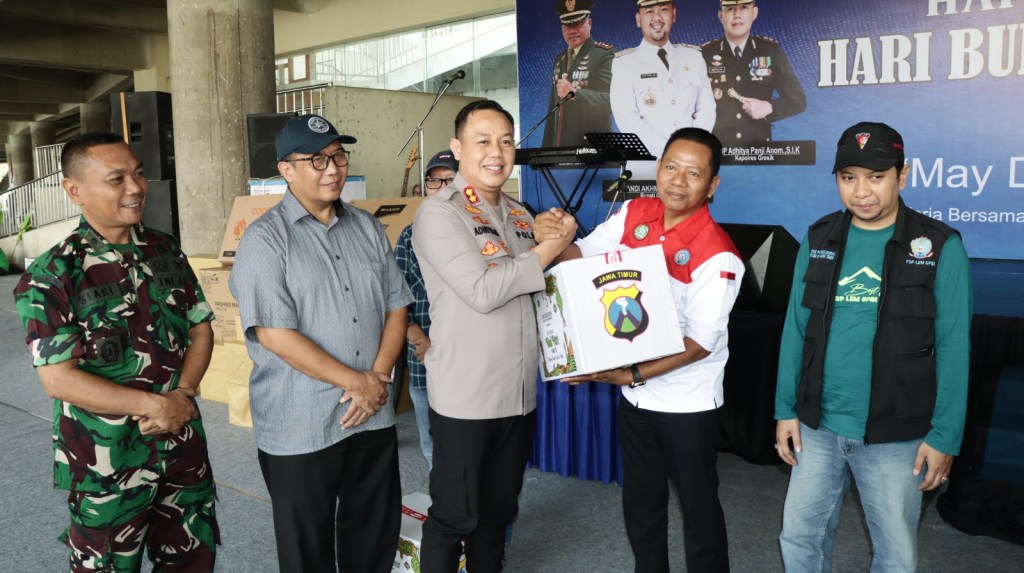 Polres Gresik bersama Buruh gelar Baksos&nbsp;MayDay