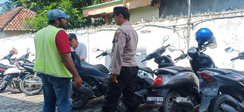Polsek Benjeng Gresik Patroli Pasar Barang Bekas untuk Cegah&nbsp;Curanmor