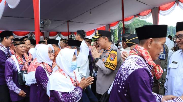 Polres Gresik Berikan Rasa Aman dan Nyaman Kawal Keberangkatan Jamaah&nbsp;Haji