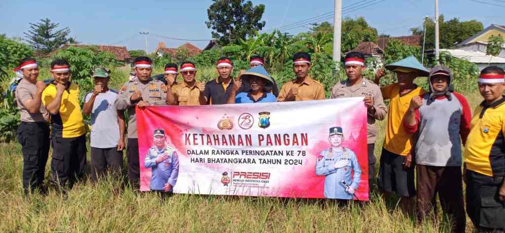 Polsek Benjeng Bagikan Bibit Jagung ke Petani di Desa Karangan Kidul Gresik