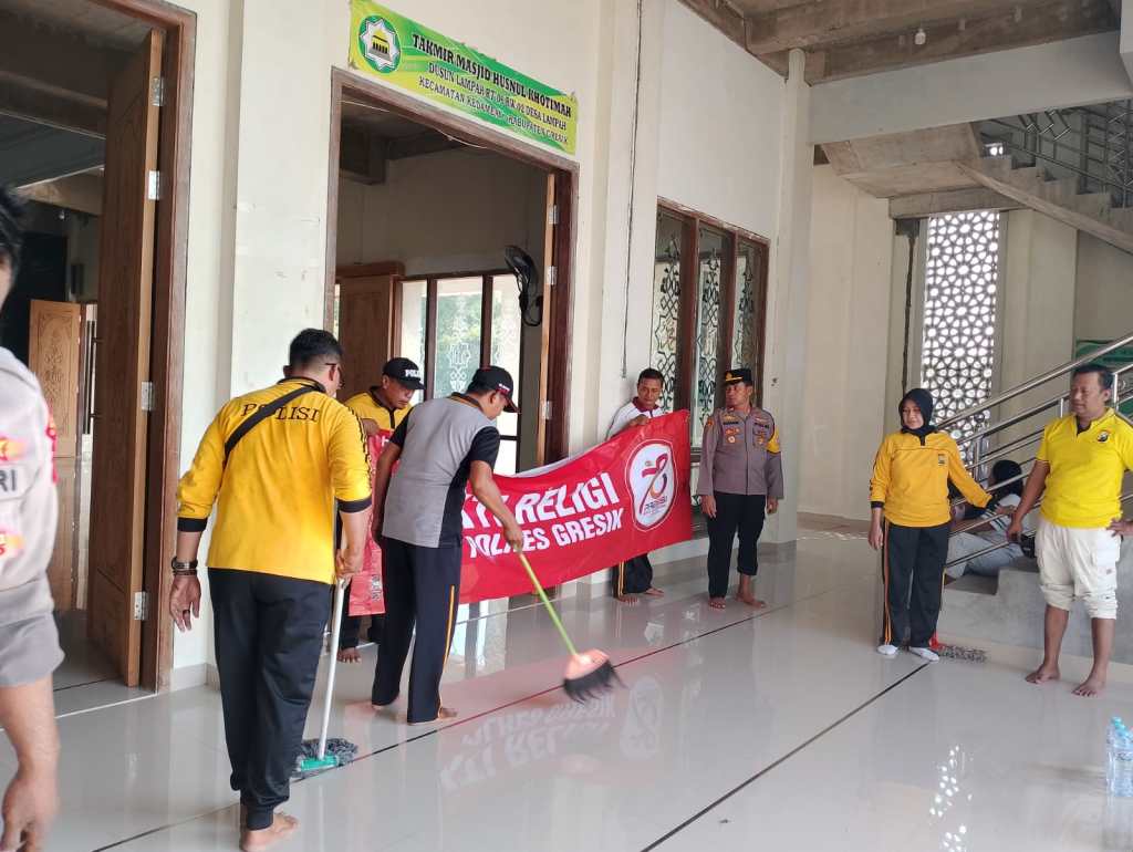 Polsek Kedamean Gresik Gelar Bakti Religi di Masjid Husnul&nbsp;Khotimah