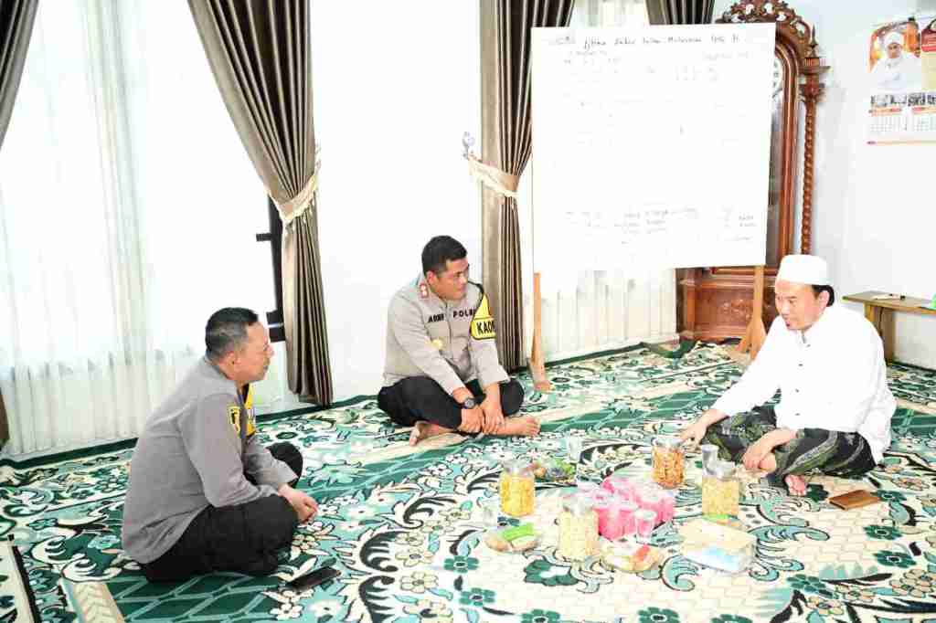 Kapolres Gresik AKBP Arief Kurniawan Jalin Silaturahmi dengan Pengasuh Ponpes Qomarudin Bungah