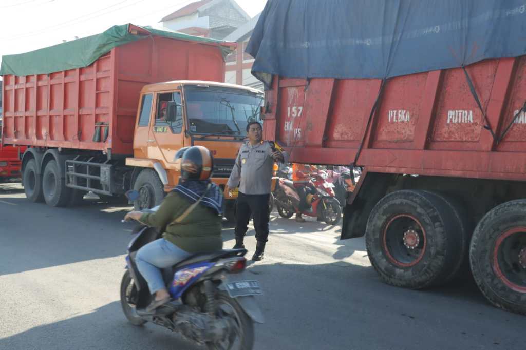 Kapolres Gresik AKBP Arief Kurniawan Terjun Urai Kemacetan di Jalan Raya&nbsp;Manyar