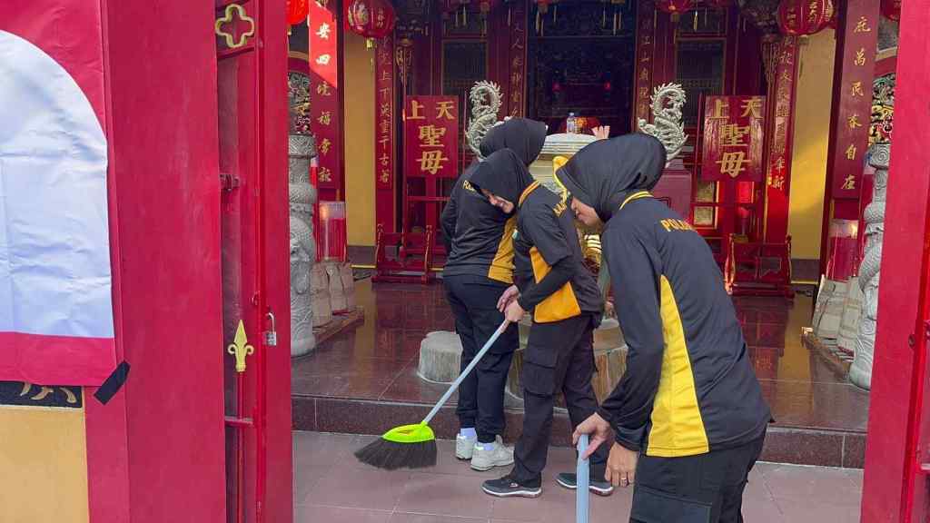 Bakti Religi Polwan Polres Gresik Bersih-bersih Kelenteng, Bukti Toleransi dalam Peringatan Hari&nbsp;Jadi