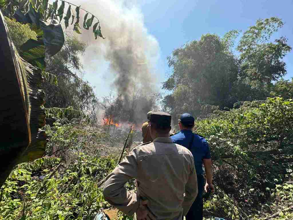 Polsek Kebomas Sigap Bantu PMK Padamkan Kebakaran di Lahan&nbsp;Kosong