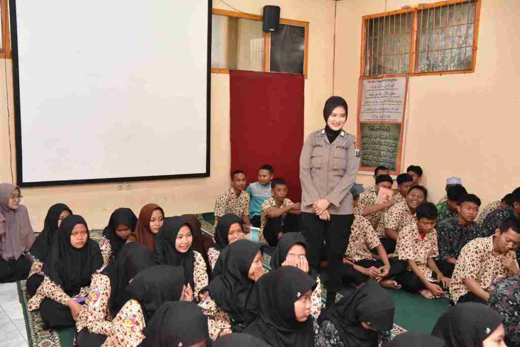 Polwan Gresik Komitmen Tekan Bullying dan Kenakalan&nbsp;Remaja