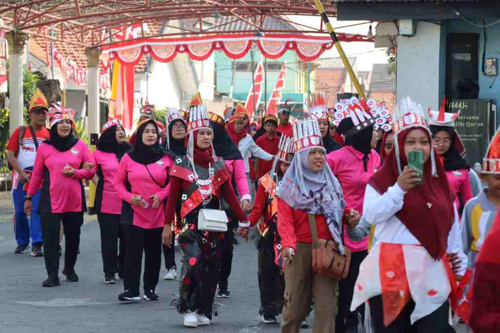 Jalan Sehat Semarakkan HUT RI, Bhayangkari Gresik Ajak Siswa SLB Kemala Bhayangkari&nbsp;Bergerak