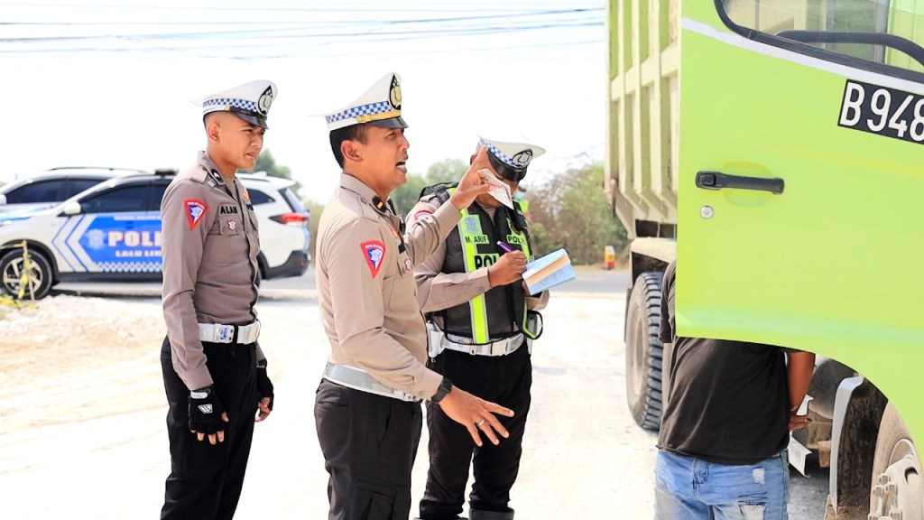 Satlantas Polres Gresik Tindak Puluhan Truk yang Tidak Menutup&nbsp;Muatan
