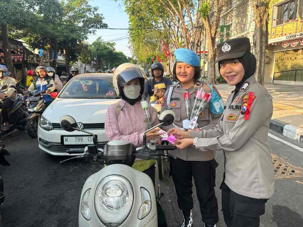 Srikandi Bhayangkara Polres Gresik Maniskan Pagi dengan Senyuman dan&nbsp;Cokelat