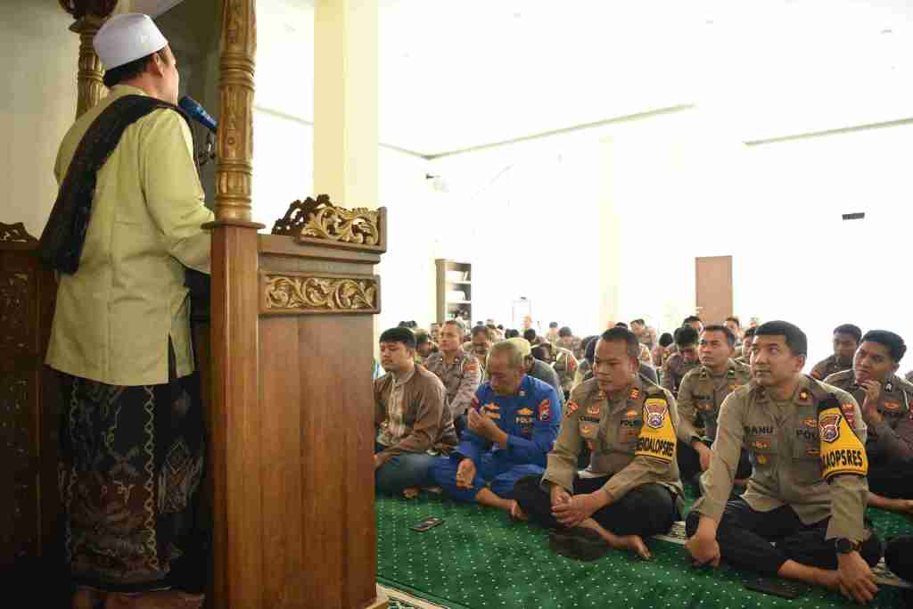 Pupuk Keimanan, Ustadz Zainul Arifin Ajak Personel Polres Gresik Tingkatkan Iman dan&nbsp;Taqwa