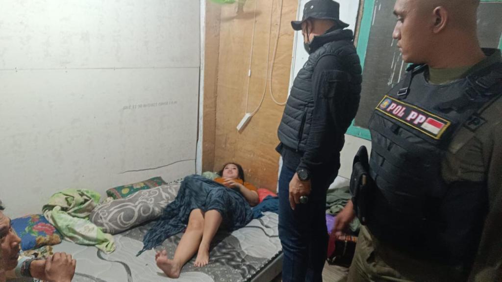 Blusukan, Pol PP Gresik Temukan Pasangan Bukan Suami Istri Asyik Rebahan Di Kamar&nbsp;Cafe