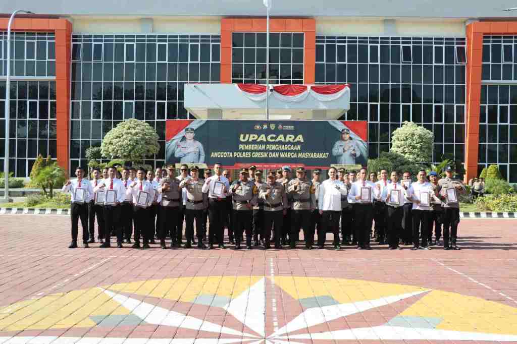 September Ceria, Kapolres Gresik Beri Reward Kepada Anggota Yang&nbsp;Berprestasi