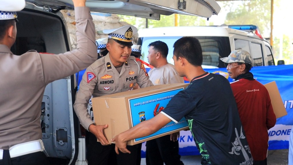 Satlantas Polres Gresik Gelar Bakti Sosial Rayakan HUT&nbsp;ke-69